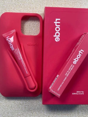 Rhode skal och lipptint - Färg: guava spritz. passar iphone 13/14/15