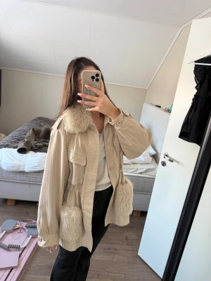 Custommade jacka  - Säljer min älskade jacka från custommade då den inte kommer till användning längre💘                                       Har enstaka defekter på insidan, kan skicka bild om man akulle vilja se, inget som påverkar hur den ser ut!                Perfekt till våren, skriv för fler bilder o buda gärna🩷