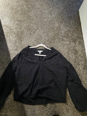 Blus ifrån h&m  - Super fin svart blus med ”håligt” mönster i strl xs! 