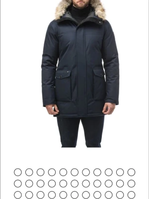 Nobis vinter jacka  - Säljer en mörkblå parkasjacka från Nobis med avtagbar huva och fuskpäls. Jackan har stora fickor framtill, dragkedja och knappar, samt är långärmad och quiltad för extra värme. Perfekt för kalla dagar och riktigt snygg till vinterlooken.