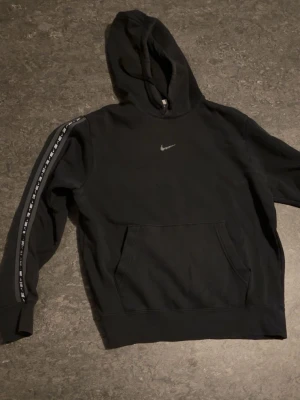 Svart Nike hoodie  - Svart hoodie storlek M den e bra 