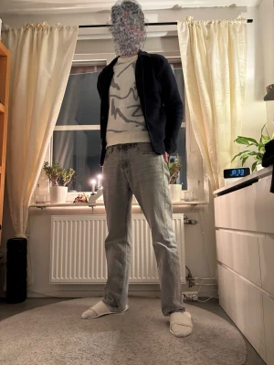 Selected Homme jacka – stilren mörkblå  | Strl L - Snygg och stilren jacka från Selected Homme i klassisk svart färg. Perfekt som vår-/höstjacka eller för mildare vinterdagar. Tidlös design som funkar lika bra till vardag som mer uppklädda tillfällen. 	•	Storlek: L 	•	Färg: mörkblå 	•	Skick: Mycket fint skick, sparsamt använd 	•	Bekväm passform med snygga detaljer och praktiska fickor 	•	Rök fri   Redo att användas direkt – inga skador eller fläckar. Kan skickas eller mötas upp enligt överenskommelse.