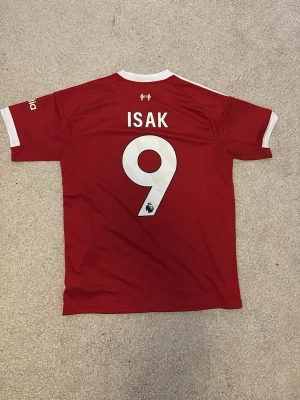 LFC tröja 25/26 Isak - Säljer min lfc tröja eftersom jag fick den som present men den är för stor. Den är autentisk och i storlek M. Pris kan diskuteras vid snabba affärer.