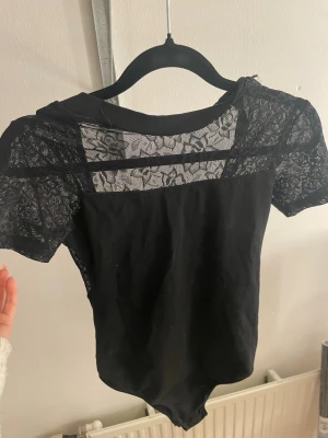 Svart spetsbody med kort ärm - Älskar den här toppen men kommer bara inte till användning längre.