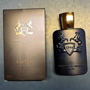 Parfums de Marly Layton 125ml - Hej, säljer en parfums de Marly Layton 125ml Parfym! Den är endast testad och är i princip helt ny. Pris kan diskuteras😁Nypris 2500kr😁