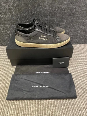 Saint Laurent skor  - Hej, säljer nu dessa svin snygga ysl skor. Skorna är i fint skick! Begränsat antal boxar och dustbag. Hör av dig vid frågor. 