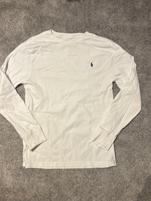  Vit Ralph lauren tröja - Säljer nu en snygg vit Ralph Lauren tröja✅ -jättefint skick inga fläckar osv bara lite skrynklig men kan strykas om det önskas👍 (aldrig använd) - storlek 14-16 som motsvarar XS/S i herrstorlek/ Skulle säga att den passar dig mellan 158-173 Hör gärna av vid frågor🙌🏼