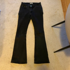 Svarta bootcut jeans  - Från Gina Tricot, använda flitigt och har vissa defekter men fortfarande fina. Mer i off black och inte kolsvarta. Låga i midjan