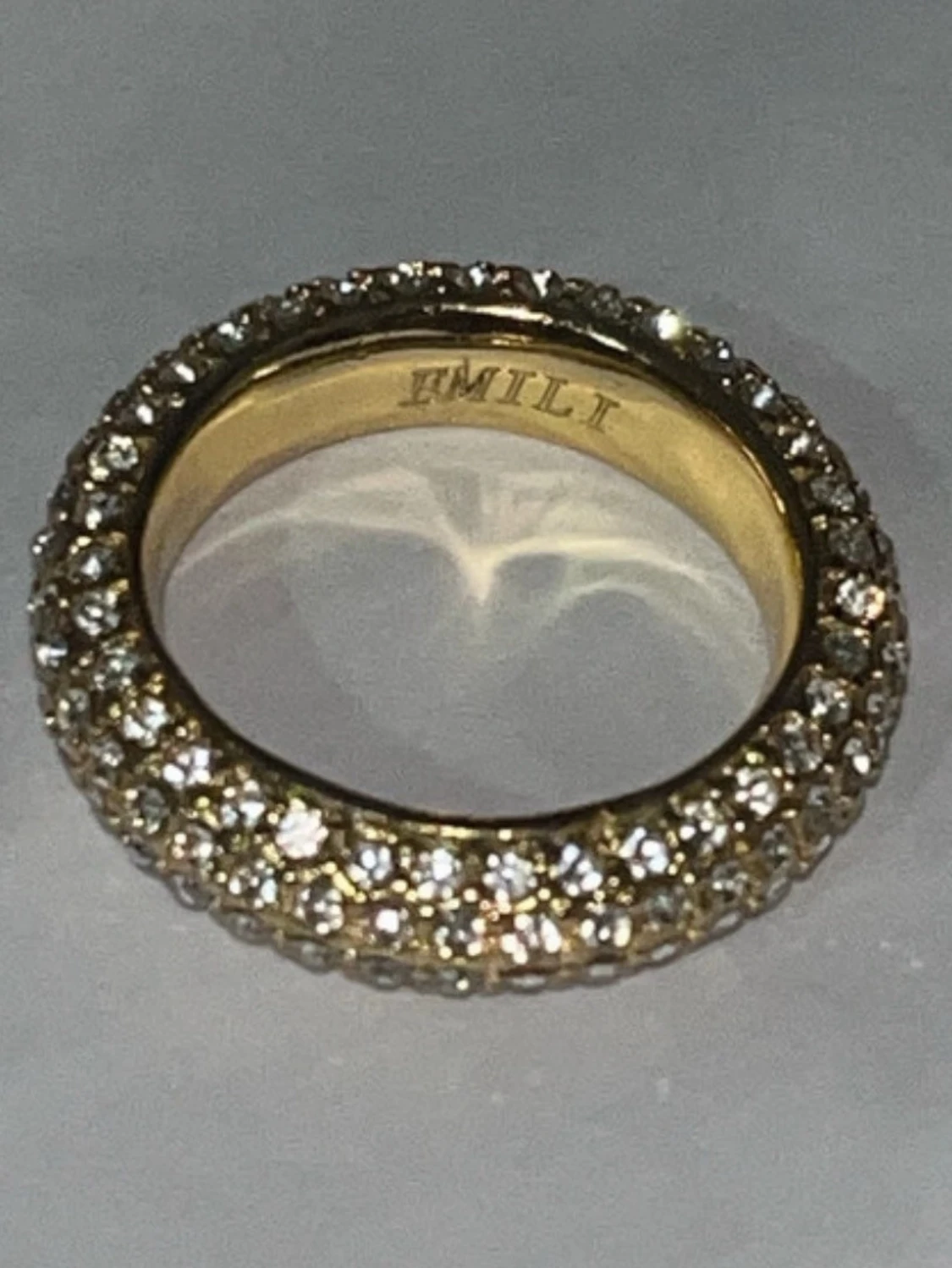 Guldig ring med stenar från EMILI