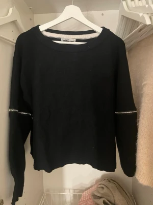 svart tröja med dragkedjor detalj - Svart stickad tröja från Zara med rund halsringning och långa ärmar. Tröjan har coola dragkedjedetaljer vid armbågarna.  aldrig använd