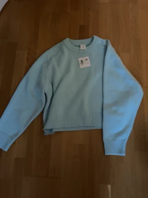 Turkos stickad tröja - Säljer denna snygga stickade tröja för fick 2 i julklapp. Prislappen är kvar och ordinarie pris är 499 kr🩷 färgen är ljus blå/ turkos