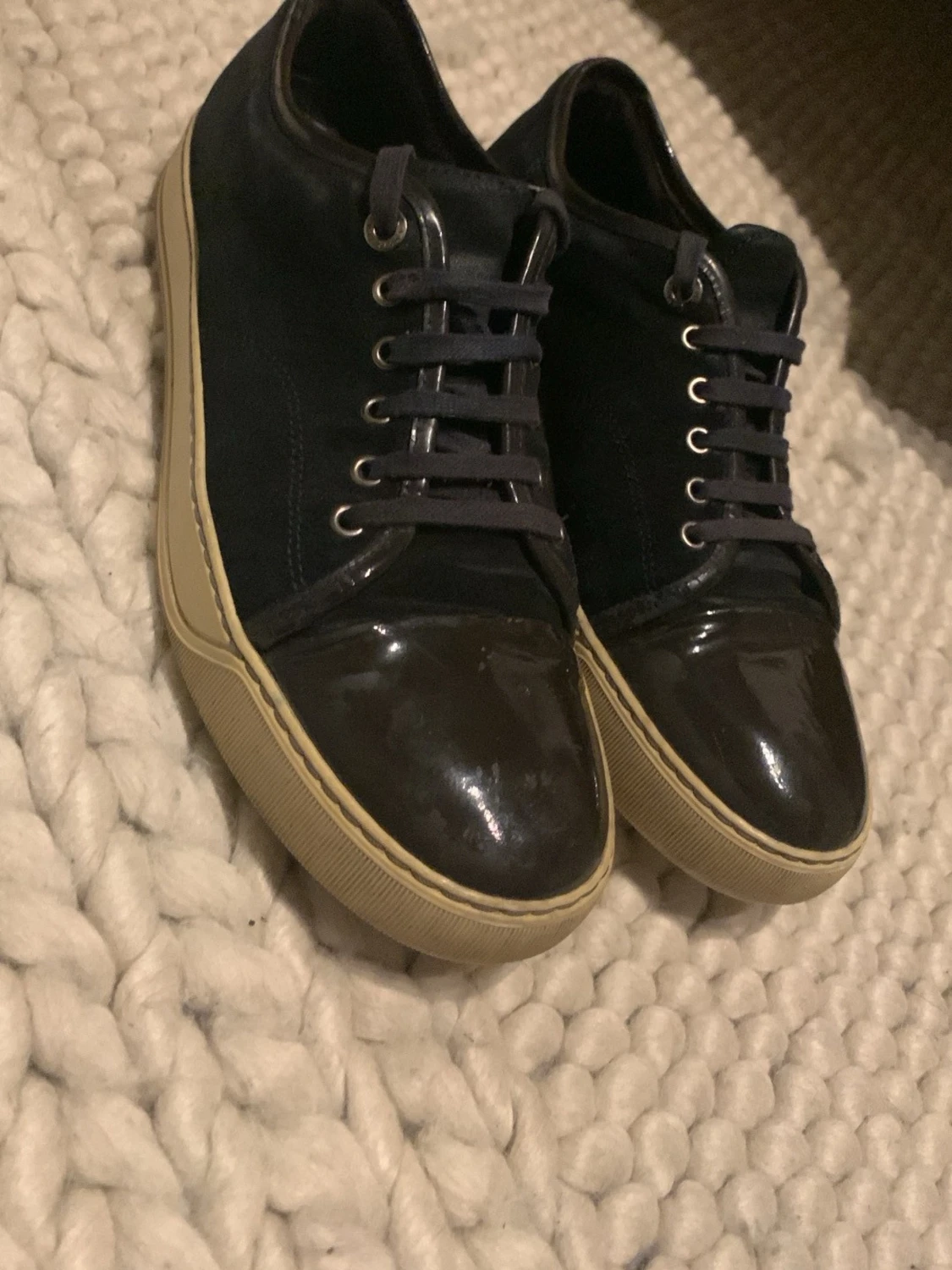 Marinblå sneakers från Lanvin med lackdetalj - 1