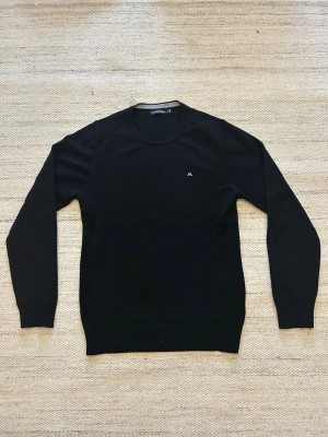 J Lindeberg tröja - Säljer denna svarta j Lindberg tröjan i fint skick. Den är storlek m och passar perfekt som mellanlager under t,ex västar. Har du frågor eller funderingar, hör gärna av dig🙌