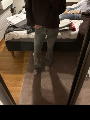 Low bootcut jeans - Säljer ett par gråa bootcut jeans från Gina Tricot, endast använda få gånger. 