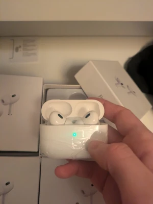 AirPods pro  - ✨ Samma kvalitet – till ett ännu bättre pris! ✨ Just nu endast 279 kr 🎧 Har alla funktioner som vanliga AirPods 🎁 Fri frakt hela vägen fram till jul 🚚 Leveranstid: 1–3 dagar Enkla returer om du inte är helt nöjd 📩 Skicka ett PM så hjälper jag dig direkt!