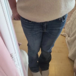 Blå bootcut jeans från Gina Tricot - Säljer ett par klassiska blå jeans från Gina Tricot i storlek 152. Jeansen har bootcut-modell med normal passform, medel midja och fem fickor. Tillverkade i jeansmaterial med snygg tvättad look. I använt skick, men har inga större hål eller skador. Nypris runt 150 kr.
