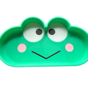 Glasögonbehållare - Charmig grodbricka – perfekt för glasögon eller småprylar!   Letar du efter en rolig och praktisk detalj till hemmet eller kontoret? Denna gröna bricka i form av en glad groda håller koll på dina glasögon, smycken eller nycklar – med stil! 💚 Stabil och lätt att rengöra 👓 Passar perfekt som glasögonhållare 🎁 Kul present till både barn och vuxna.  