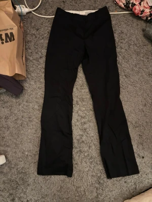 Kostymbyxor  - Jättefina utsvängda kostymbyxor från hm som tyvärr är för små för mig, skick är svårt att sätta exakt då alla har olika åsikter men enligt mig är skicket bra och jag kan inte hitta några skador när jag kollar igenom