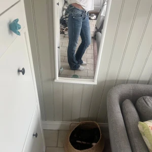 Blå bootcut jeans med detaljerade fickor - Ett par ljusblåa bootcut vinted byxor, men detaljerade,glittriga fickor på baksidan!!❤️