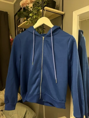 4 stycken Zip hoodies - Säljer 4 zip hoodie, 175 kr för alla 4. Storlek M i alla. 