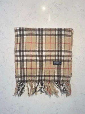 Burberry halsduk - 💫 Burberry halsduk | Skick: 7/10 | Nypris: ca 4 500–5 000 kr | Färg: klassisk beige | Hör gärna av er vid frågor! | LumeFashion.