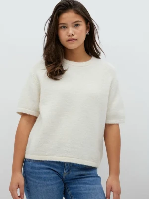 Vit stickad kortärmad från gina - Perfekt till jeans eller kjol för en chill och stilren look. Tröjan har en avslappnad passform och är gjord i ett mysigt material som känns lyxigt mot huden. Använd få gånger och i mycket bra skick☺️