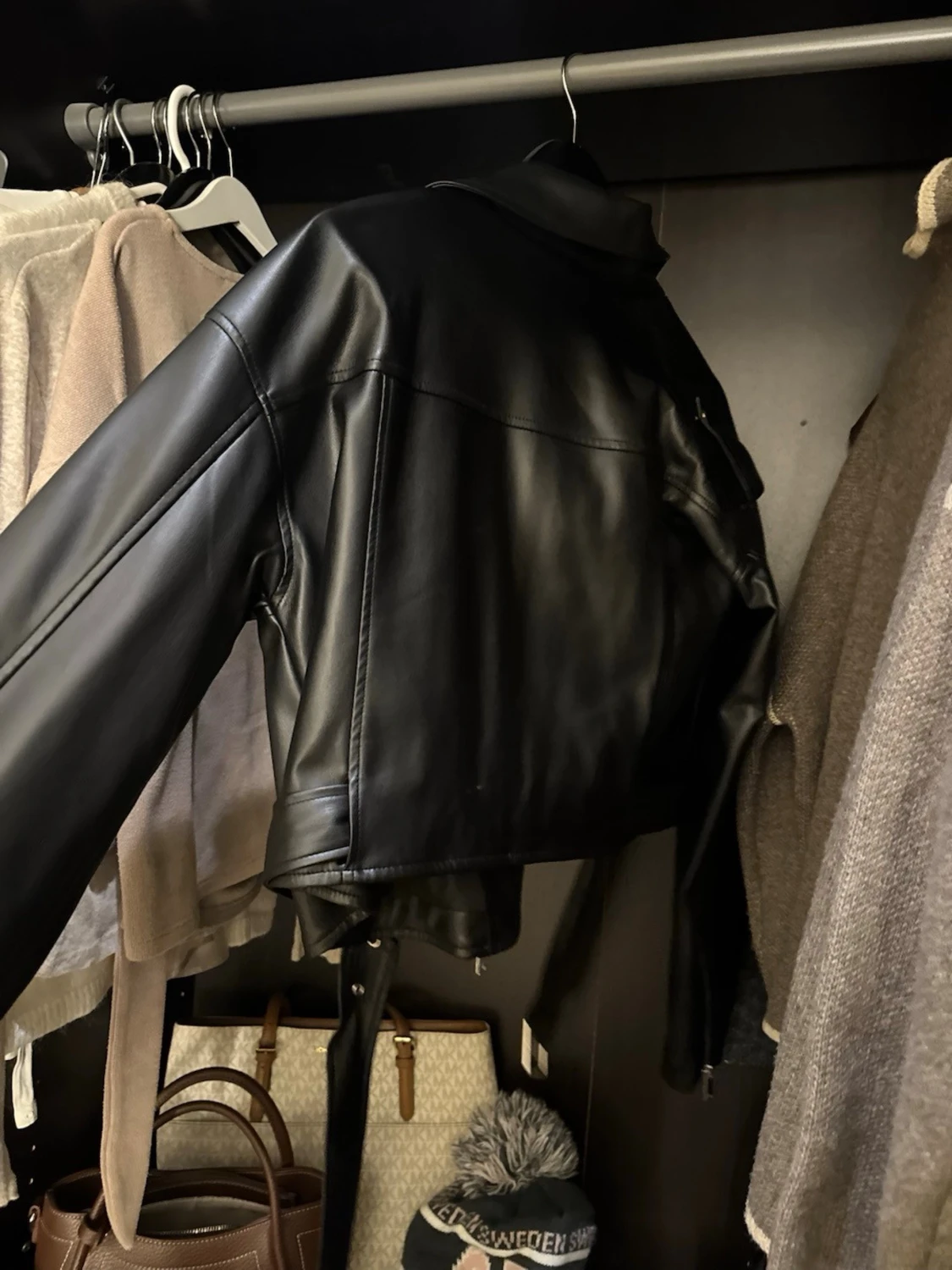 Svart skinnjacka från NLY Trend - 3