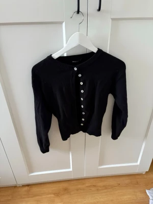 Stickad - Stickad kofta från Gina tricot i storlek xs, lite tajtare i modellen 