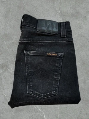 Nudie jeans svarta Lean Dean - Stil rena Nudie jeans svarta.                            W29 L32.                                                                Har ni någon fråga är det bara att skriva till mig      Nypris 1799 mitt pris 349❗️                      skickar med PostNord     