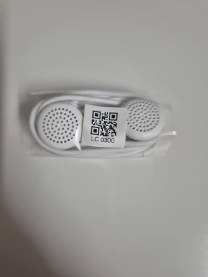 Vita kabelanslutna hörlurar - Fick med dessa med min Huawei telefon som jag aldrig använde.