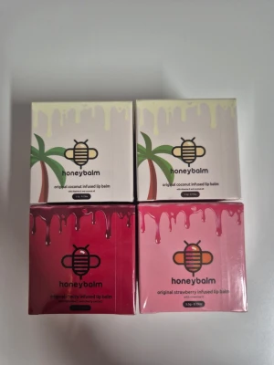 Honeybalm läppbalsam 4-pack - Fyra olika Honeybalm läppbalsam i snygga förpackningar: två med kokos (beige), en med körsbär (röd) och en med jordgubb (rosa). Säljer då jag inte kommer att hinna använda upp allt själv. 