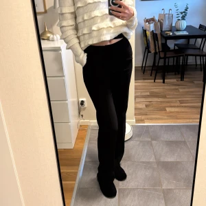 Svarta kostymbyxor från Madlady - Säljer ett par svarta kostymbyxor med hög midja och raka ben. Byxorna har pressveck, hällor för bälte och fickor både fram och bak. Snygg och klassisk modell som passar till många olika stilar. Använda endast ett fåtal gånger och ser fortfarande ut som nya i princip 9/10 i skick 🤩storlek 36-xtra tall, passar mig perfekt som är ca 180cm lång! Pris kan diskuteras vid snabb affär!