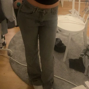 Grå bootcut jeans från Perfect Jeans - Säljer ett par gråa jeans från Perfect Jeans i storlek 34. Modellen har bootcut-ben och klassisk femficksdesign. Jeansen har låg midja och är tillverkade i ett mjukt jeanstyg som sitter snyggt på kroppen. Perfekta för dig som gillar en avslappnad men trendig look.