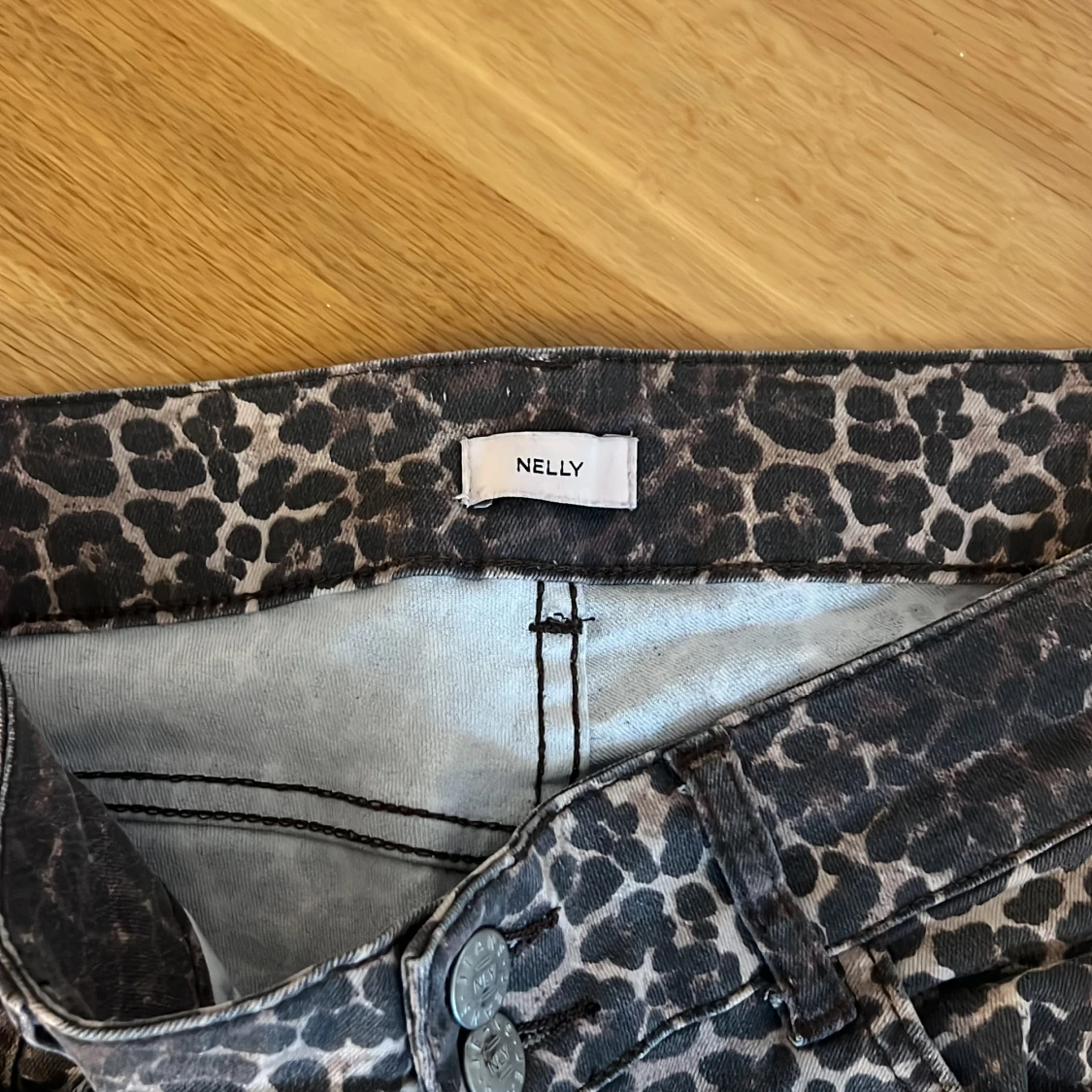 Leopardmönstrade bootcut jeans från Nelly - 3