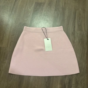 Kjol från Zara  - Rosa kjol från Zara i storlek S