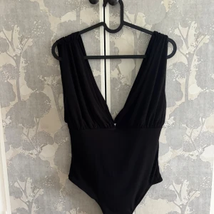 Body från Nakd  - Body från Nakds kollektion med Lovisa Worge. I storlek S (34-36). Tyvärr för stor för mig, aldrig använd med prislappen kvar. Säljer för 420kr alternativt byta mot en XS. Både XS och S är slutsålda på hemsidan. 