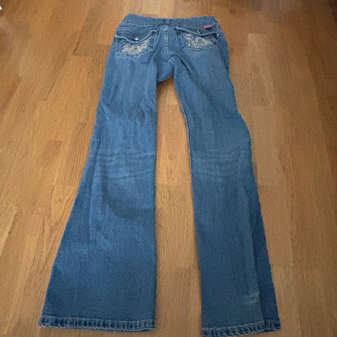 Blå bootcut jeans från Divided, stl 34