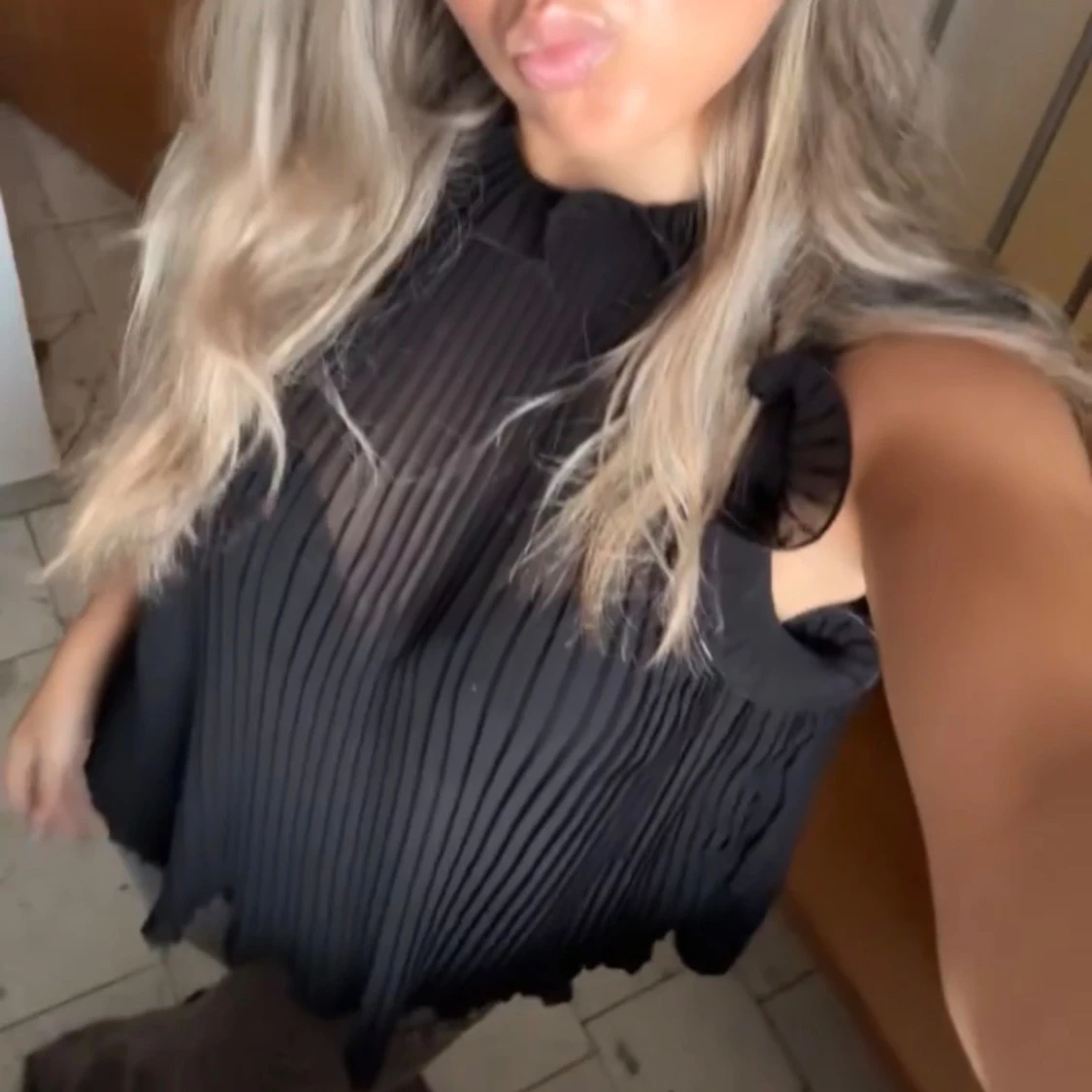 Svart plisserad ärmlös blus