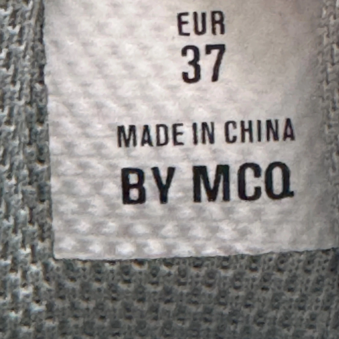 Mintgröna sneakers från MCQ strl 37 - 2