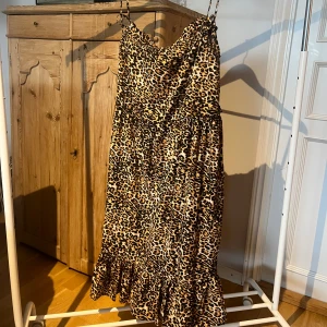 Leopardmönstrad långklänning med volang - Snygg klänning med volang nertill 