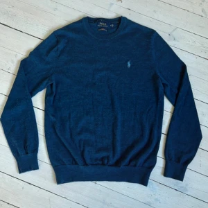 Ralph Lauren Tröja Merinoull Marinblå - Säljer denna marinblåa Ralph Lauren tröja i merinoull.  Storlek M och riktigt bra skick. Tveka inte att kontakta mig för frågor! 🙏 