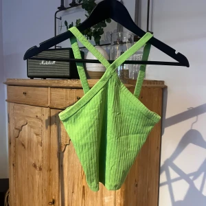 Grön topp - Grön topp med sneda axelband 