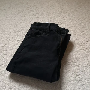 Svarta bootcut jeans från Classx W28 - Svarta jeans från Classx i bootcut-modell med klassisk femficksdesign. Byxorna är tillverkade i stretchig denim av 98% bomull och 2% elastan, vilket ger en bekväm passform. Snyggt svarta och perfekta för dig som gillar en tidlös look. Passar XS/S 💓