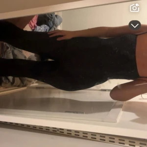 Svart jumpsuit  - Säljer en svart jumpsuit 