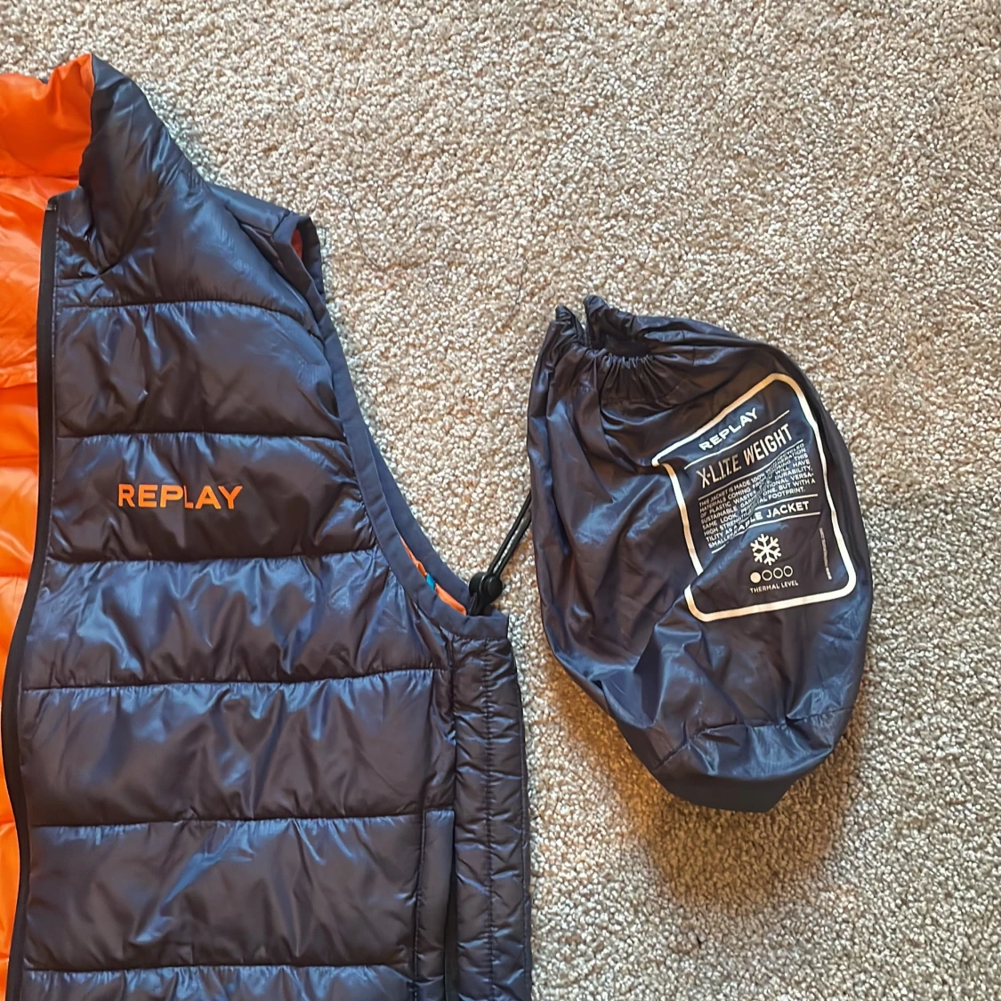 Svart dunväst från Replay med orange foder - 2