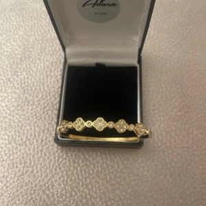 Guldpläterad armband - Rostfri , boxen ingår ej 