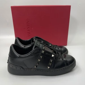 Valentino Rockstud skor  - Hej! Säljer nu dessa sjukt snygga valentino skor. Skorna är i toppskick! Har begränsat antal boxar och dustbag. Hör av dig vid frågor. 