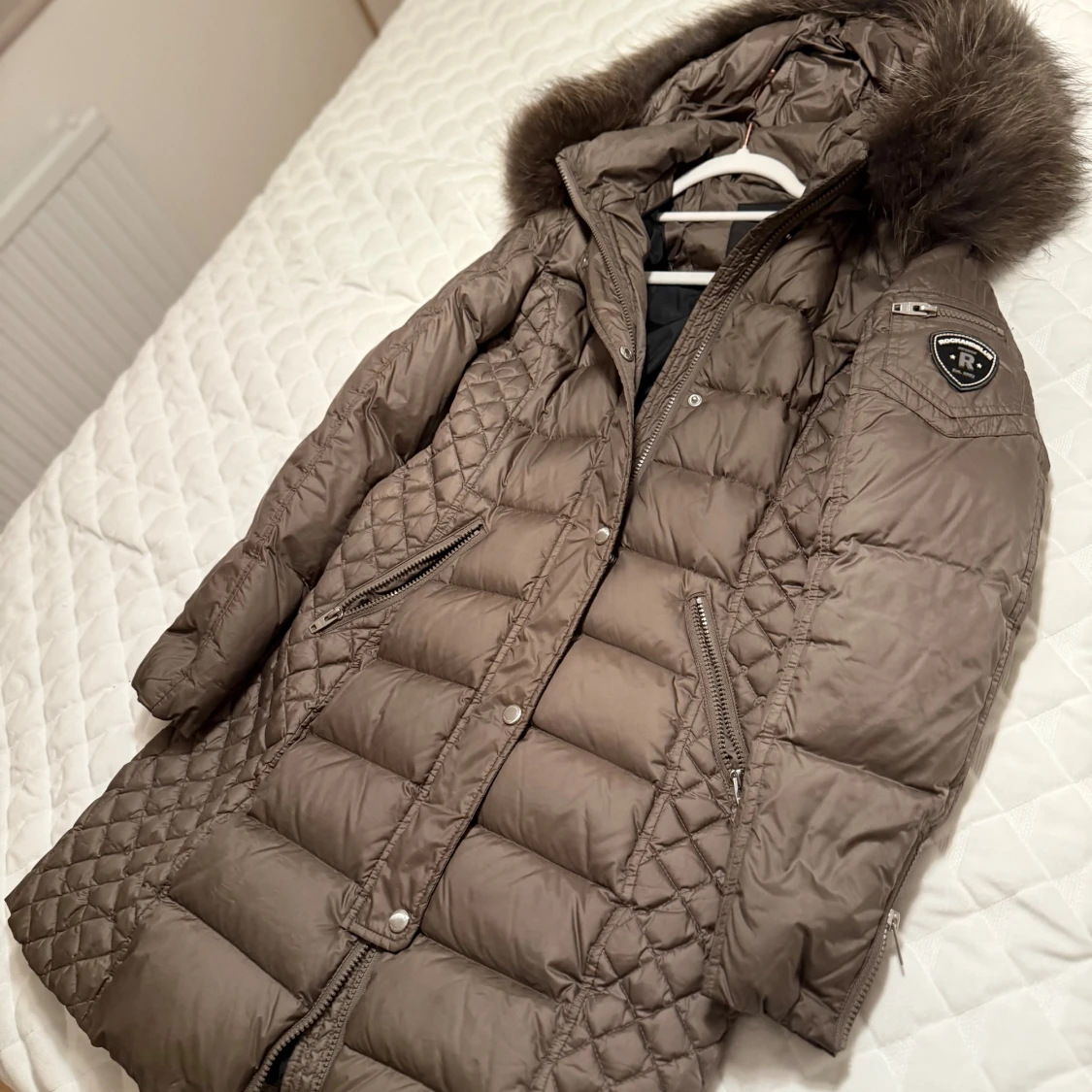 Brun lång dunjacka med fuskpäls - 1