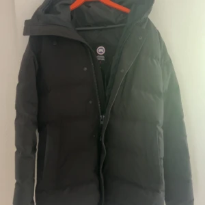 Canada Goose Carson Parka - Säljer min Canada goose jacka pga att den är för stor för mig köpt på Vestiaire så äkta hets bevis finns skriv gärna för mer bilder 