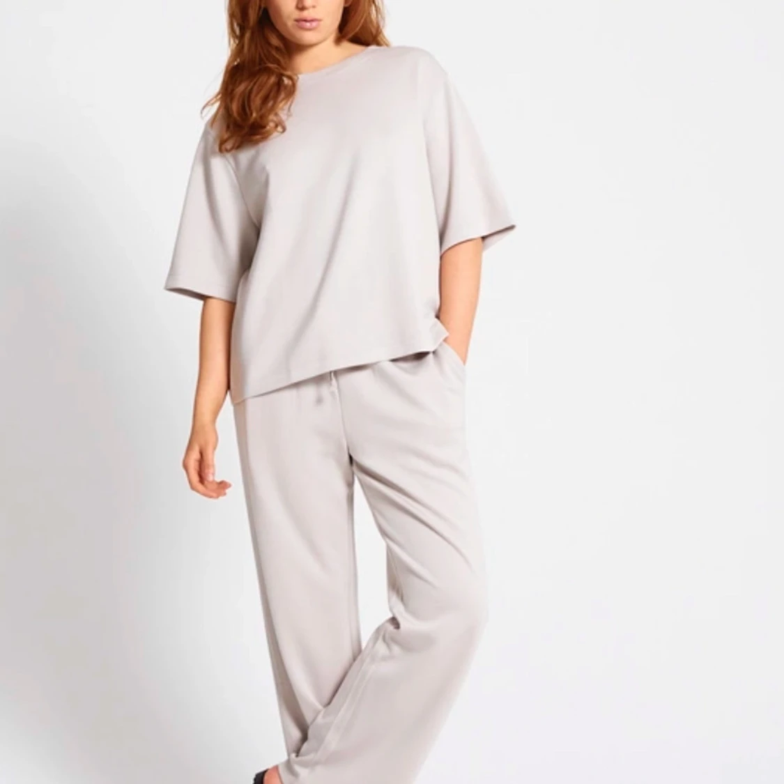 Beige oversized kortärmad tröja med byxor 